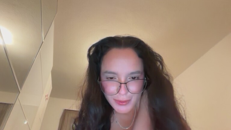 MaiaaPark's Streamate show and profile